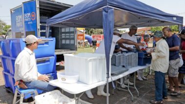 Bom Prato móvel atende moradores no bairro Bom Jesus