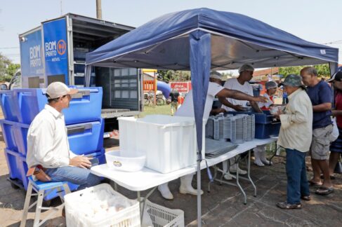 Bom Prato móvel atende moradores no bairro Bom Jesus
