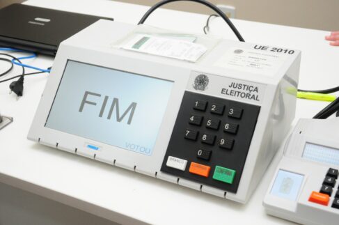 Votação muda de endereço em Alberto Moreira