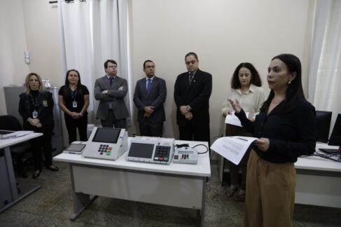 Auditoria da Justiça Eleitoral verifica urnas antes da eleição