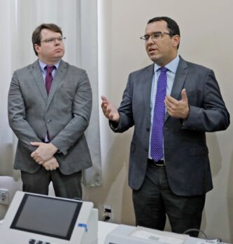 Juiz e promotor eleitoral orientam eleitores sobre ordem de votação