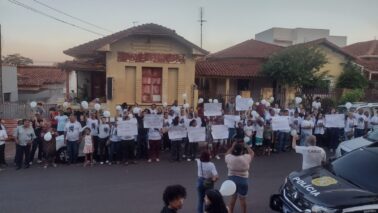 Familiares e amigos de vítima de acidente realizam protesto em Barretos (Foto: O Diário de Barretos)