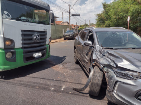 Acidente de trânsito deixa três feridos em cruzamento na área central (Foto: O Diário de Barretos)