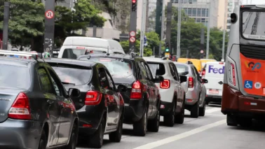 Conduzir um veículo com o licenciamento vencido é uma infração gravíssima, sujeita a multa de R$ 293,47 (Foto: Governo de SP)