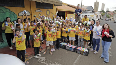 SOLIDARIEDADE: Renato e irmã Bernadete, alunos da entidade e os mais de 2,8 mil litros de leite arrecadados