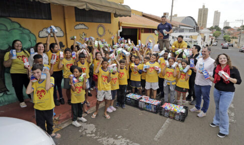 SOLIDARIEDADE: Renato e irmã Bernadete, alunos da entidade e os mais de 2,8 mil litros de leite arrecadados