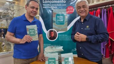 Padre Elias Souza e Luiz Antonio são os autores do livro