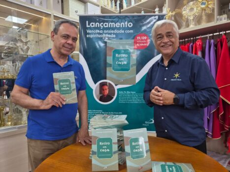 Padre Elias Souza e Luiz Antonio são os autores do livro