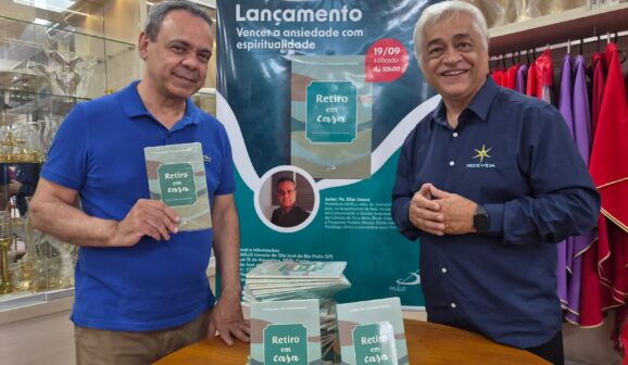 Padre Elias Souza e Luiz Antonio são os autores do livro