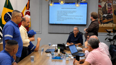 O prefeito da Estância Turística de Barretos, Odair Silva, acompanhado de secretários municipais, recebeu em seu gabinete o presidente do Sindicato dos Servidores Públicos Municipais, Jailton Rodrigues, e representantes do Serviço Autônomo de Água e Esgoto de Barretos (SAAE).