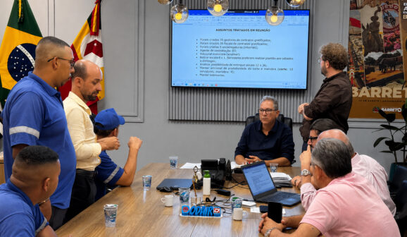 O prefeito da Estância Turística de Barretos, Odair Silva, acompanhado de secretários municipais, recebeu em seu gabinete o presidente do Sindicato dos Servidores Públicos Municipais, Jailton Rodrigues, e representantes do Serviço Autônomo de Água e Esgoto de Barretos (SAAE).