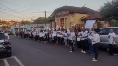 Protesto realizado no fim da tarde desta sexta-feira (25) em frente à Seccional de Barretos (Foto: O Diário)