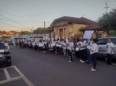 Protesto realizado no fim da tarde desta sexta-feira (25) em frente à Seccional de Barretos (Foto: O Diário)