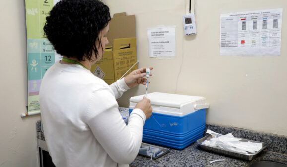 Vacinas permanecem disponíveis na rede pública de saúde (Foto: Divulgação)