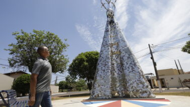 Após cumprir uma promessa de sua mãe de construir uma imagem de Nossa Senhora Aparecida, de 7 metros, utilizando garrafas PET, e levá-la para o povoado da Água Santa, em Frutal (MG), o serralheiro e artista Carlos Antônio Ferreira, conhecido Tigela, fez outro projeto.