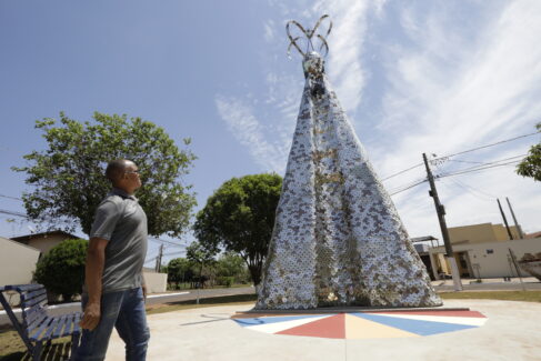 Após cumprir uma promessa de sua mãe de construir uma imagem de Nossa Senhora Aparecida, de 7 metros, utilizando garrafas PET, e levá-la para o povoado da Água Santa, em Frutal (MG), o serralheiro e artista Carlos Antônio Ferreira, conhecido Tigela, fez outro projeto.