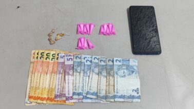 Adolescente é apreendido pela PM em prática de tráfico (Foto: O Diário de Barretos)