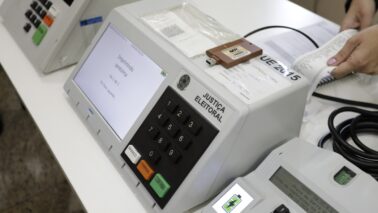 Distribuição de urnas para locais de votação em Barretos