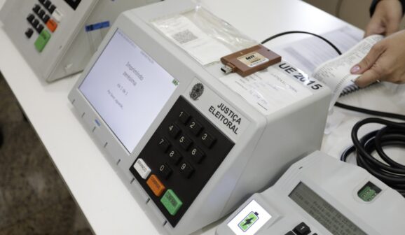 Distribuição de urnas para locais de votação em Barretos
