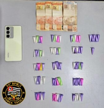 As equipes de Força Tática do 33º Batalhão de Polícia Militar do Interior prenderam, na noite do último sábado (3), um homem por tráfico de drogas durante operação realizada nos blocos 11 e 8