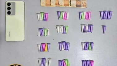 As equipes de Força Tática do 33º Batalhão de Polícia Militar do Interior prenderam, na noite do último sábado (3), um homem por tráfico de drogas durante operação realizada nos blocos 11 e 8