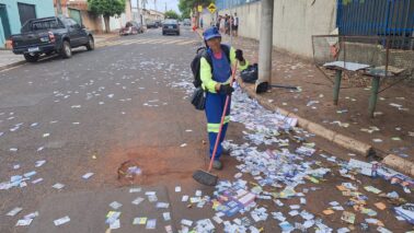 Locais de votação de Barretos amanhecem repletos de santinhos