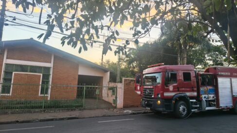 Uma ocorrência de incêndio em um imóvel abandonado mobilizou o Corpo de Bombeiros por volta das 18h10 da noite de quarta (7) após uma solicitação pelo telefone 193 relatando a presença de uma intensa fumaça nas proximidades da Avenida 31 com a Rua 30, em Barretos.