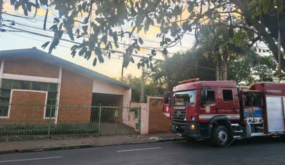 Uma ocorrência de incêndio em um imóvel abandonado mobilizou o Corpo de Bombeiros por volta das 18h10 da noite de quarta (7) após uma solicitação pelo telefone 193 relatando a presença de uma intensa fumaça nas proximidades da Avenida 31 com a Rua 30, em Barretos.