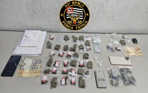 As equipes de Força Tática do 33º BPM/I prenderam um casal acusado de envolvimento com o tráfico de drogas, na noite de quarta-feira (7), em Barretos.