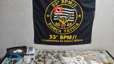 As equipes da Força Tática do 33º Batalhão de Polícia Militar do Interior prenderam um casal suspeito de envolvimento com o tráfico de drogas na modalidade delivery, em Barretos, na noite de sexta-feira (9).