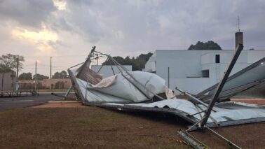 Vendaval danifica tendas instaladas na Cidade de Maria e provoca queda de árvores