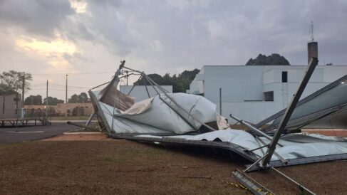 Vendaval danifica tendas instaladas na Cidade de Maria e provoca queda de árvores