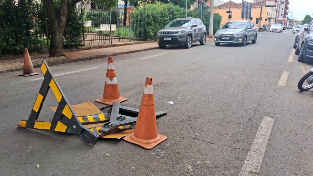 Buraco se abre no asfalto da avenida 15 - O Diário Interativo Online