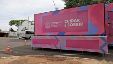 Carreta oferece atendimento odontológico gratuito a mulheres e filhos