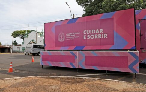 Carreta oferece atendimento odontológico gratuito a mulheres e filhos