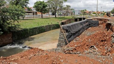 Obras em córrego aguardam retomada após interrupção