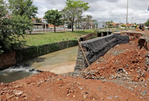 Obras em córrego aguardam retomada após interrupção