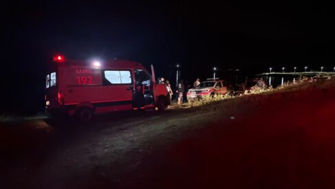 Jovens desaparecem após caminhonete cair no Rio Grande (Foto: O Diário de Barretos)