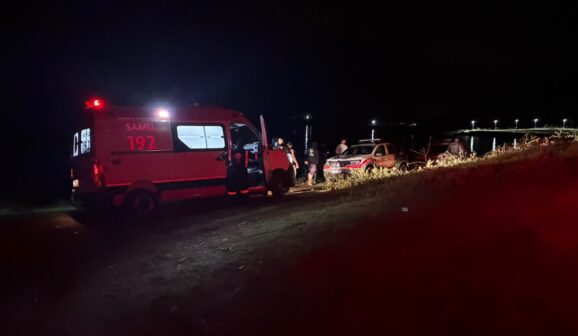 Jovens desaparecem após caminhonete cair no Rio Grande (Foto: O Diário de Barretos)