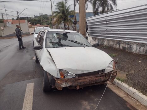 Condutor fica ferido em acidente de trânsito na área central (Foto: O Diário de Barretos)