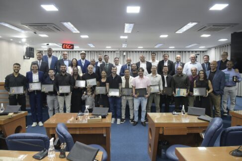 A Câmara Municipal de Barretos realizou, na noite de sexta-feira (2), a sessão solene para a entrega do Diploma do Profissional de Educação Física do Ano.