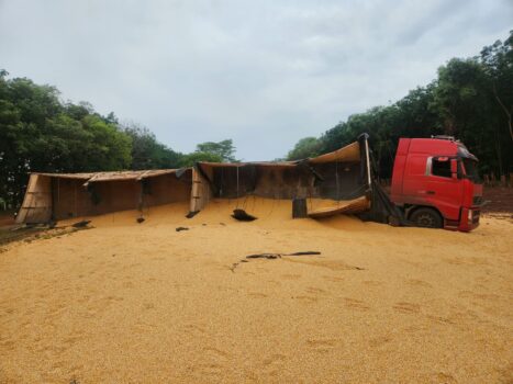 Caminhão com carga de milho tomba e interdita a Faria Lima (Foto: O Diário de Barretos)