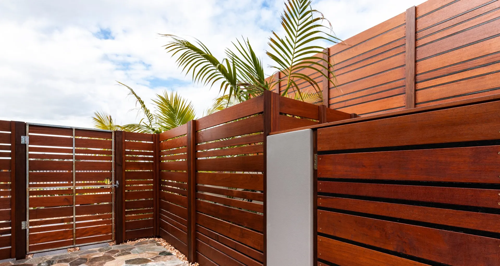 horizontal aluminum fence