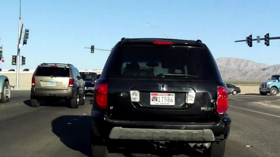 ⁣Honda Pilot and Hummer H3