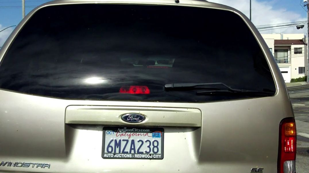 ⁣Mercedes-Benz ML350 and Ford Windstar