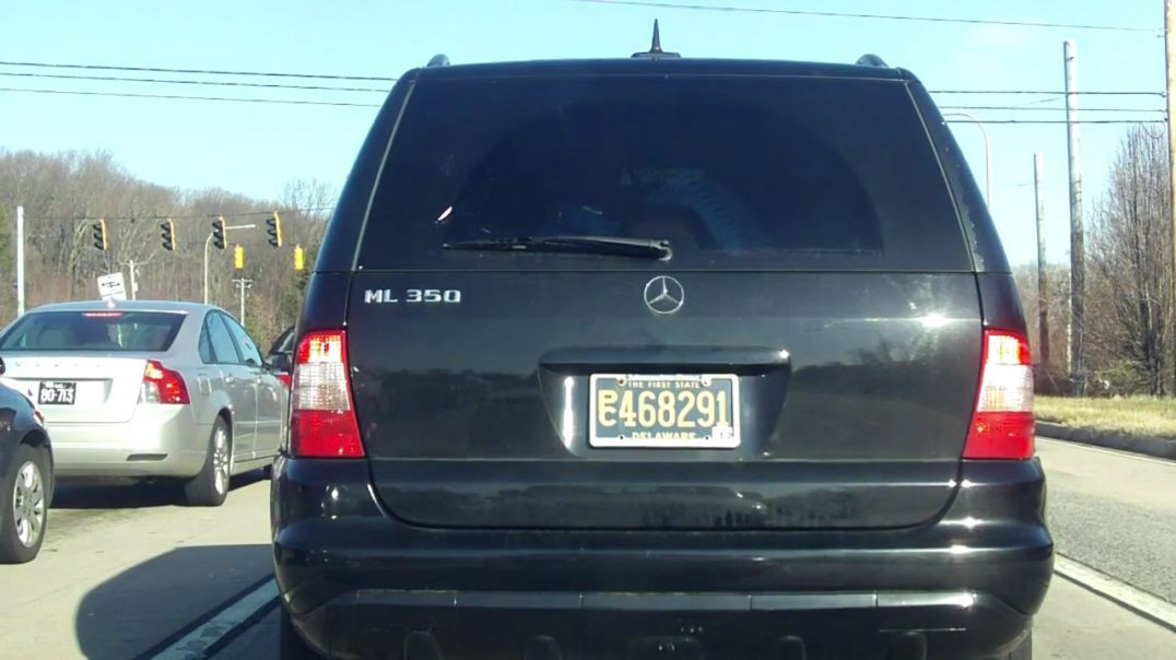 ⁣Ford Taurus and Mercedes-Benz ML350