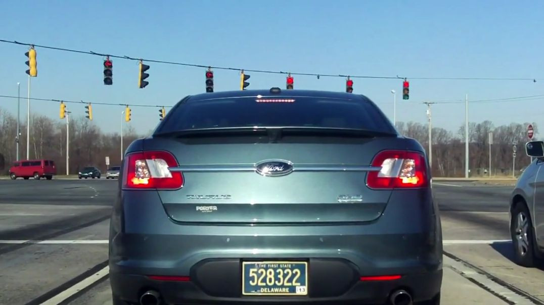 ⁣Ford Taurus