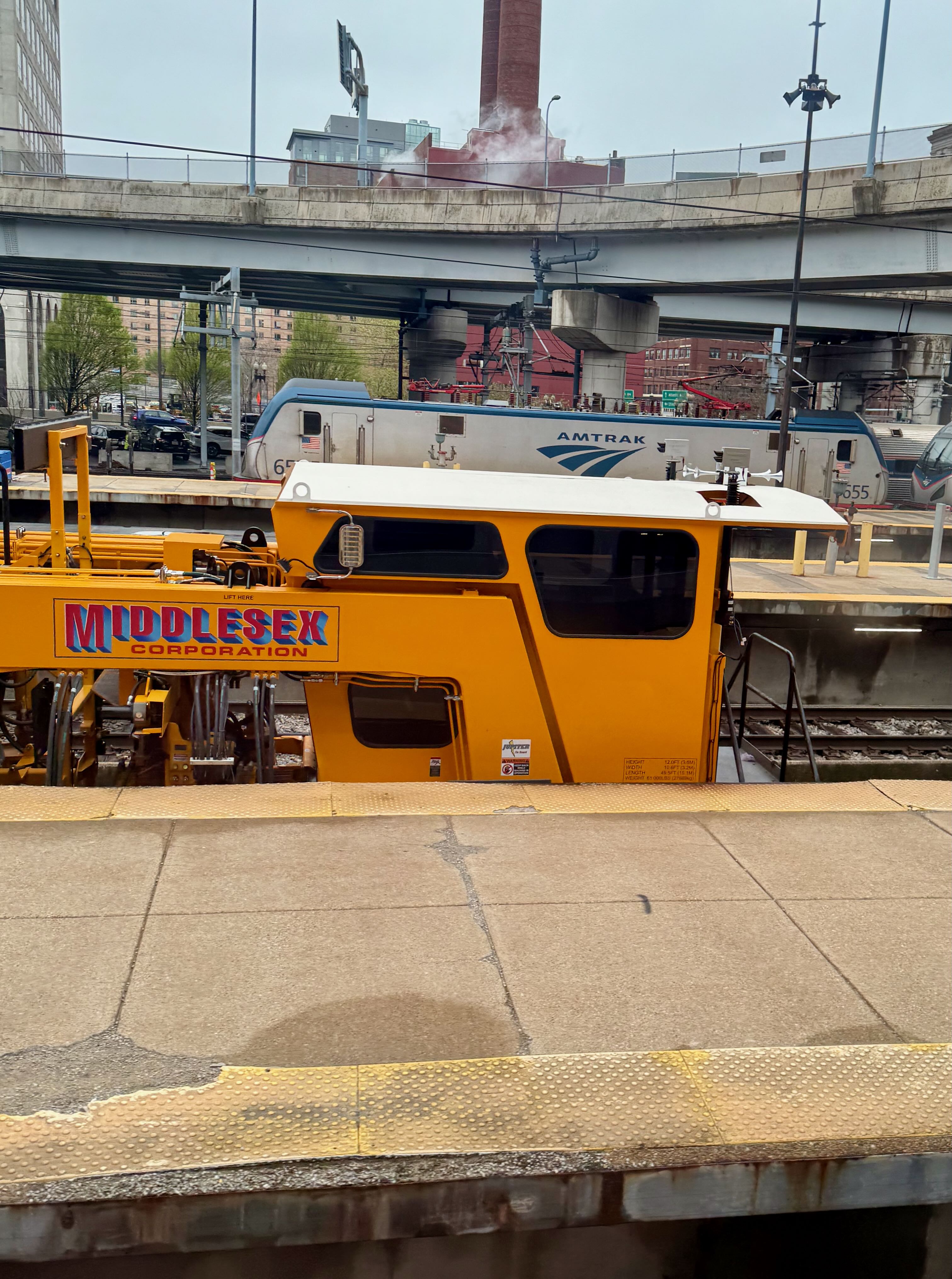 Slim maintenance vehicle
