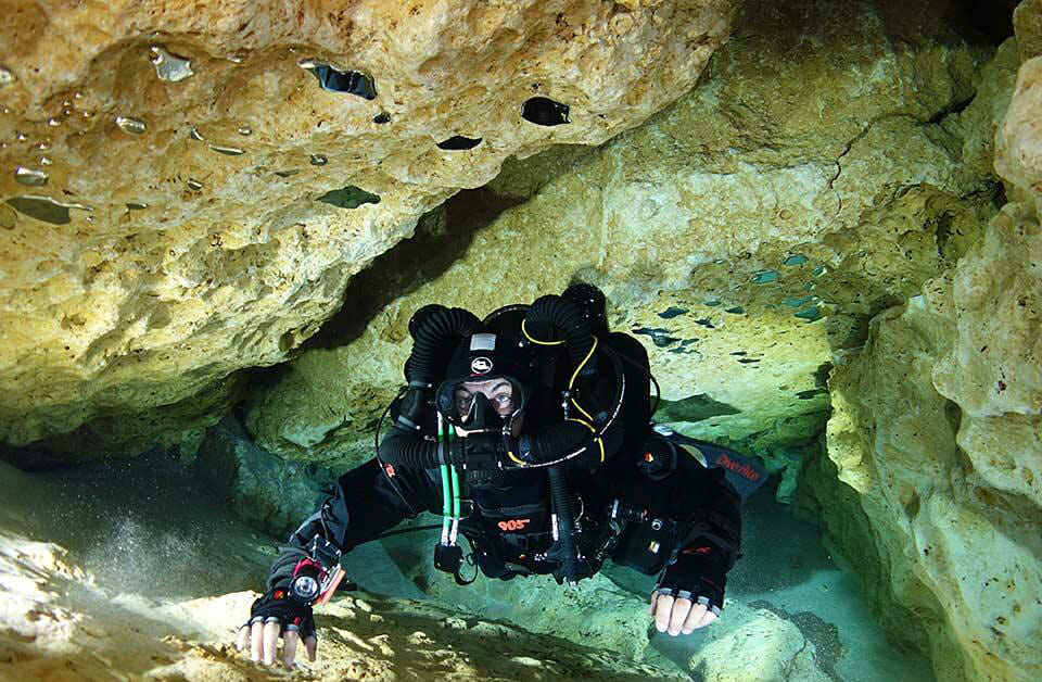 How long can a scuba diver stay at 100 feet