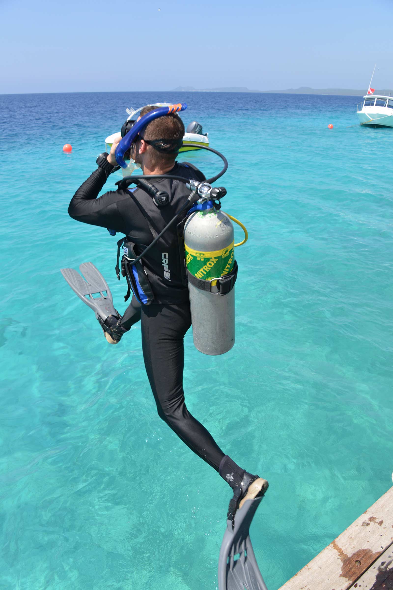 How long can a scuba diver stay at 100 feet